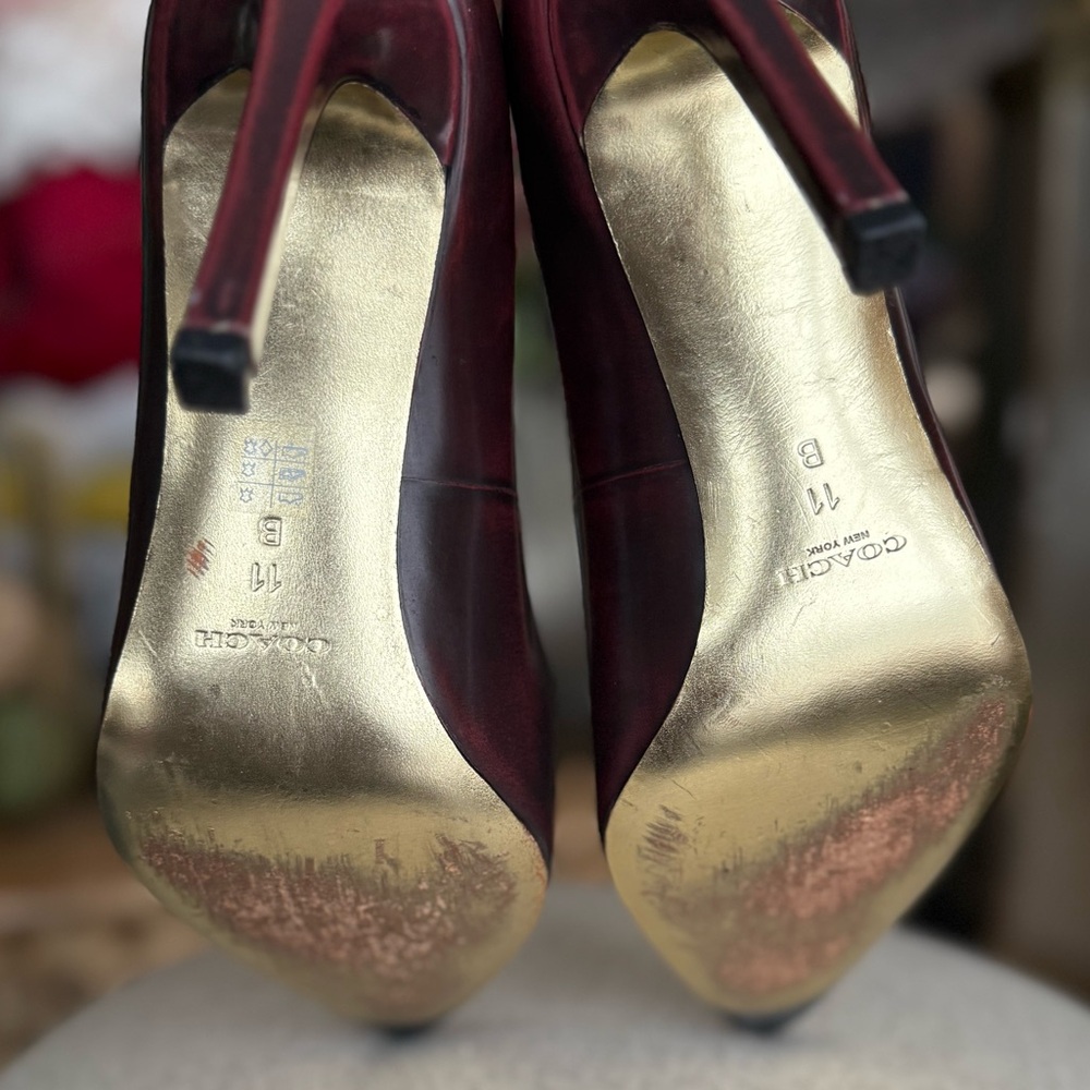 Vintage COACH leather Burgundy Stiletto Heels pumps gold detail - Picture 10 of 11